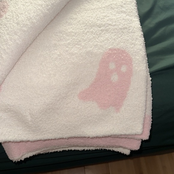 Cupcakes and Cashmere Halloween Light Pink Ghost Blanket Throw👻👻 - Picture 4 of 6